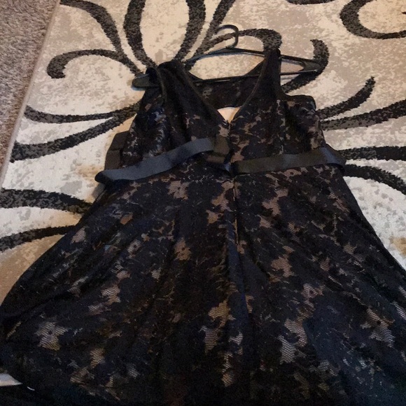 Black and nude lace dress - Picture 2 of 2